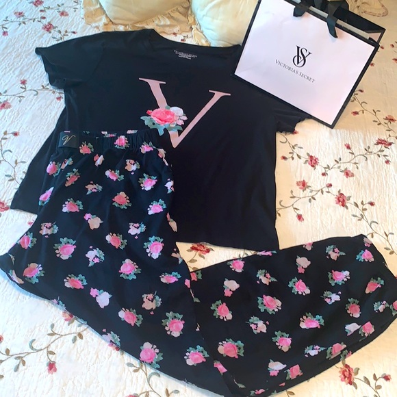 Victoria's Secret Other - VICTORIA’S💕SECRET PJ Set🖤Almost LIKE🌟NEW Top & Pants Sz Medium Black w/Roses
